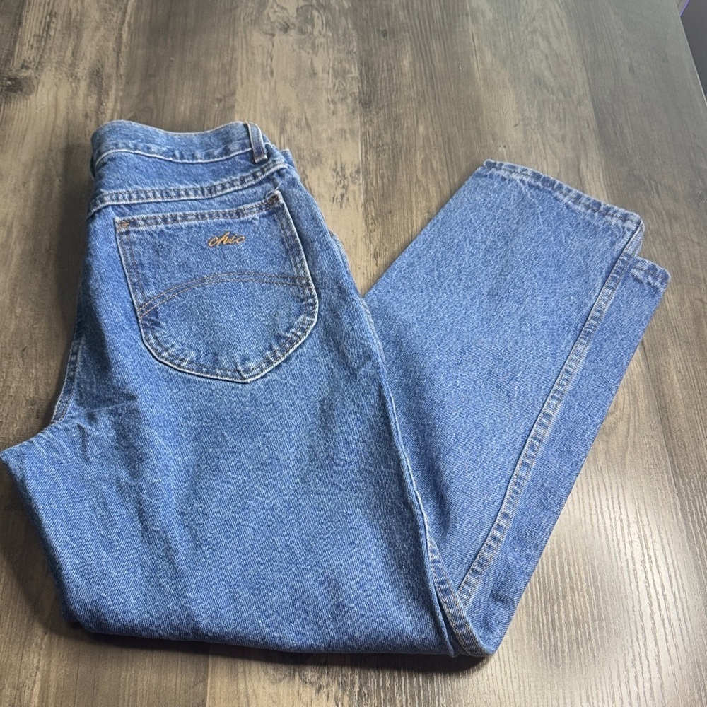 Vintage Chic High Waisted Mom Jeans in Medium Wash